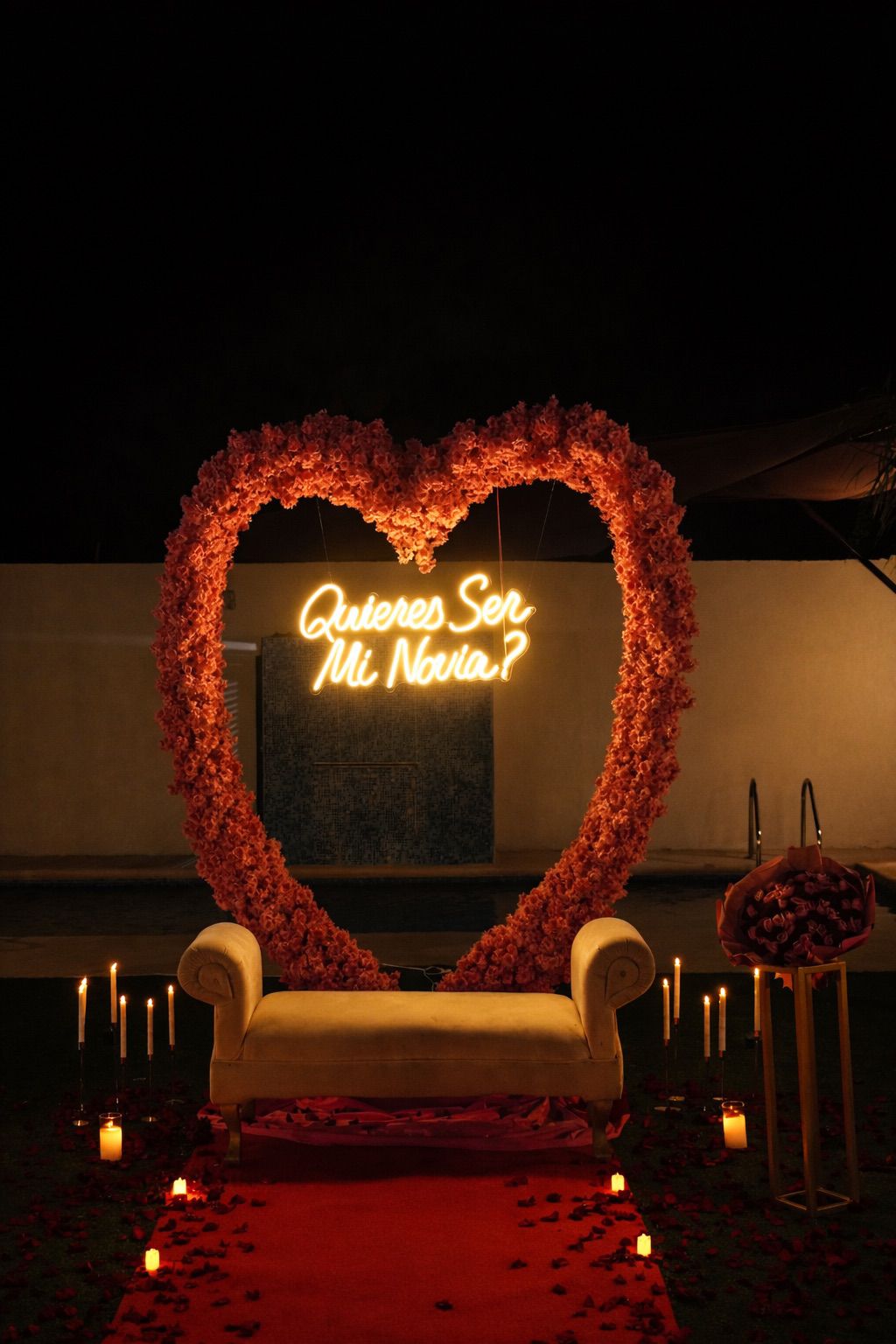Corazón floral con neón y sofá